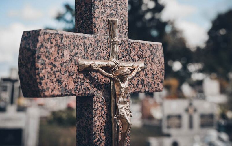 Cruz de mármore representando um dos símbolos da diferença entre cemitério público e privado