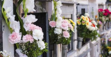 coroa de flores exemplificando os benefícios do cemitério vertical