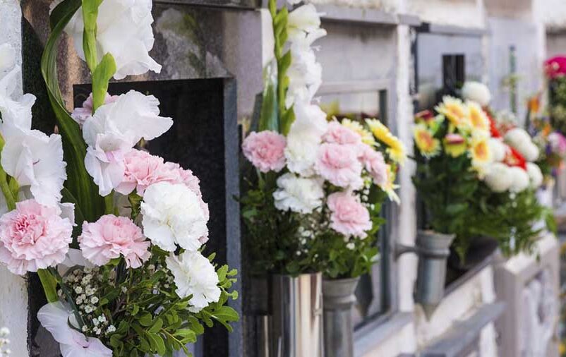 coroa de flores exemplificando os benefícios do cemitério vertical