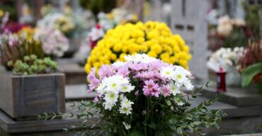 Flores coloridas no cemitério no Dia de Finados
