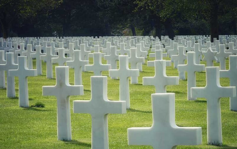 Cruzes brancas no campo representam a superlotação de cemitérios