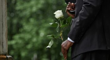 Saiba como fazer um discurso fúnebre que emocione a todos Realizar um discurso fúnebre é o momento de homenagear a pessoa querida