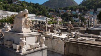 Estátuas e mausoléus no Rio de Janeiro retratam a beleza de cemitérios famosos.