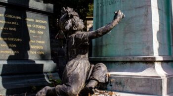 Escultura e lápide de jazigo em cemitérios onde pessoas descobrem o que é necroturismo.