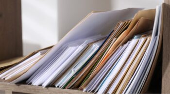 Arquivo de documentos e relatórios ordenados, no contexto de métodos para a organização documental familiar.