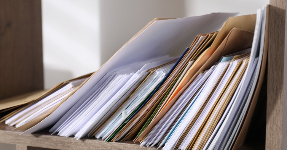 Arquivo de documentos e relatórios ordenados, no contexto de métodos para a organização documental familiar.